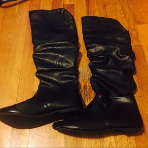 Black flat over the knee boots !!!